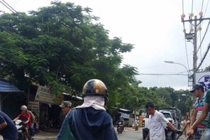 正與民眾一起修補路面的兩位熱心婦女之一。（圖片來源：民眾提供）