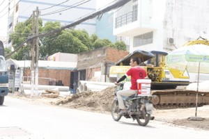 施工單位隨意在路邊放置設備、物資等待施工。（圖片來源：互聯網）