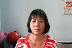 鄭秀英病倒至今已2年，其右邊身還是沒有力。（圖片來源：讀者工作組）