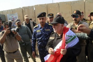 伊拉克總理海德爾·阿巴迪抵達摩蘇爾。（圖片來源：AP）