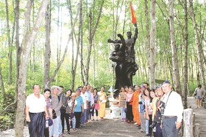 文藝工作者在紅樹林根據地留影。（圖片來源：仁建）