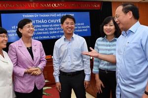 市委常務副書記畢成剛（圖右邊）與代表們交談。（圖片來源：越勇）