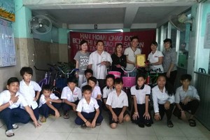 本報共青團贈送自行車（圖片來源：仁建）