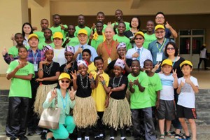 心易法師帶領的表演團與嘉賓合影。（圖片來源：愛心）