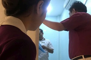 　　市衛生廳清查部門突擊檢查位於第十郡第十一坊 二月三日街147-149號的美容院。