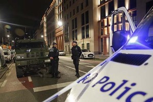 8月25日，在比利时首都布鲁塞尔市中心，警察在袭警事件现场附近警戒。（图片来源：新华社）