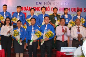 市、郡領導與新屆共青團書記郭忠孝 (前排左三)和執委會合照。