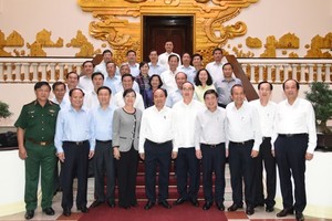 阮春福總理與本市領導合影。