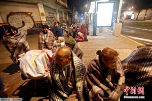墨西哥發生強震，民眾街頭裹毛毯過夜。（圖源：中新網）