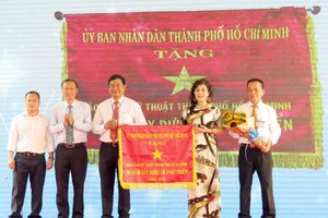 市人委會向該館頒贈傳統錦旗。（圖源：互聯網）