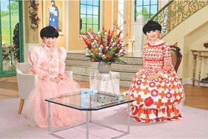 機器人（右）和明星在一起。