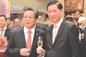 市人委會副主席陳永線（右）向陳德海總領事 祝賀中國國慶。