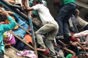 由於天橋上行人推擠，導致踩踏發生。