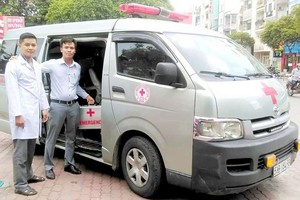 阮魯比（右）用他的救護車幫助許多窮困病人。