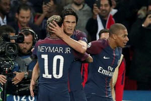 內馬爾擁抱卡瓦尼慶祝勝利。