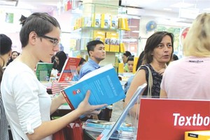 書展開幕當天吸引眾多越、德大學生前往參觀、購閱。