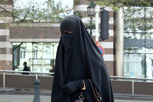 奧地利實施“蒙面”禁令。