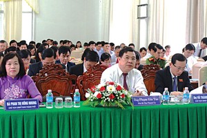 芹苴市人民議會通過多項決議。