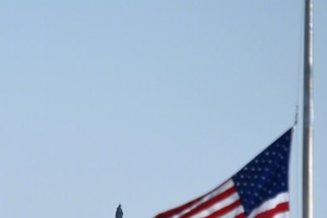 事件發生後，美國聯邦建築降半旗以示哀悼。