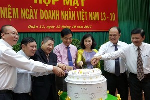 第十一郡領導與企業家協會代表切蛋糕慶祝。