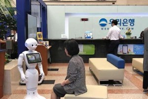 機器人“Pepper”為顧客提供服務。