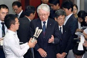 日本神戶製鋼董事長兼社長川崎博回答媒體的採訪。 