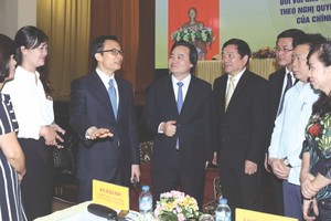 武德膽副總理與各代表交談。