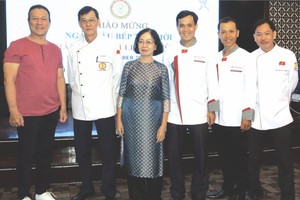 賓客與華人優秀廚師留影。