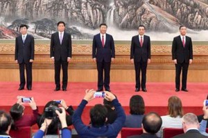 十九屆中央政治局常委與中外記者見面。