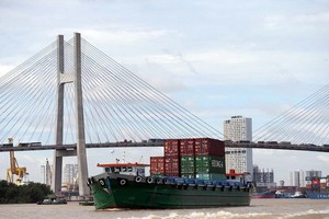 西貢河許多道橋樑的淨空過低，成為大貨船的通行障礙。