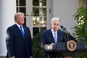 美聯儲理事傑羅姆‧鮑威爾（右）在提名儀式上講話。