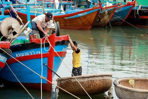 漁民繫緊船隻以防颱風。