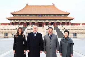 中國國家主席習近平和夫人彭麗媛在故宮暢音閣與美國總統特朗普和夫人梅拉尼婭。