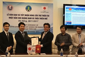 給廣南省與承天-順化省賑災物資的移交儀式。 ​