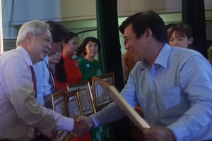 麥劍雄中學華人校長唐煌梅獲市人委會頒發“優秀老師”稱號。