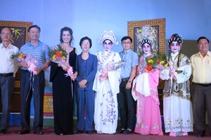 各單位代表向演出的藝人贈花祝賀。