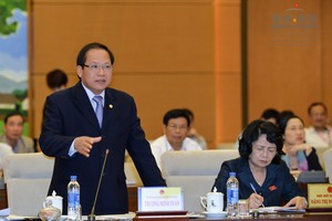 新聞與傳播部長張明俊答詢。