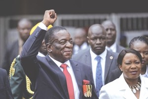 津巴布韋新總統姆南加古瓦（左一）在就職典禮上高舉拳頭。