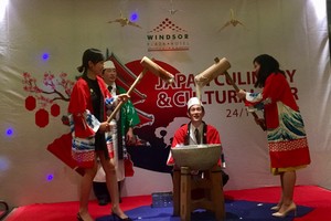 有不少食客還換上和服提起木槌學著廚師搥打在大缽中的糯米糰，並拍照留念。