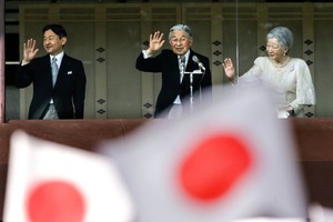 日本明仁天皇（中）與皇后美智子及皇太子德仁。（圖源：互聯網。）