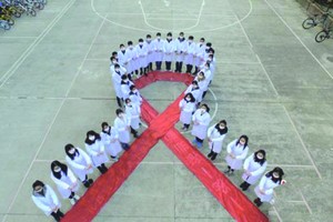 中國江蘇揚州大學生組“紅絲帶”圖案宣傳防愛。