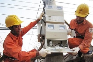 電力部門技術人員安裝電錶為民眾服務。