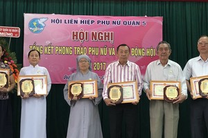 郡婦聯會已向各熱心單位頒發獎項，其中有穗城、二府、海南、溫陵等各華人會館和華人女企業家龐美玲。