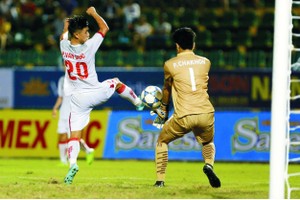 越南U21隊（白衣）缺少大膽突破，與勝利失之交臂。