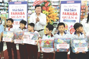 第六郡第八坊越、華貧困優秀生頒發春節禮物。