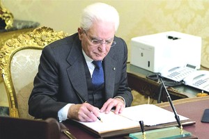 意大利總統馬塔雷拉簽署解散議會法令。