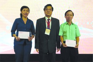 何冠忠理事長向郡、坊祖國 陣線委員會代表樂助「為窮人」 基金。