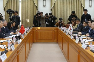 在首爾外交部辦公大樓，朝核六方會談韓中團長舉行會談。