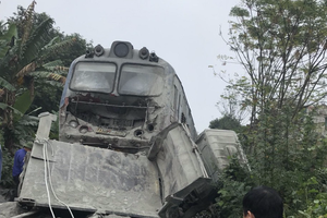 編號SE7列車從河內市起程駛至第28公里+75米處(寧平省)，與橫跨鐵路的運送水泥卡車相撞，導致列車頭被卡住。