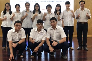 黎鴻鋒高中專校 10 名華人子弟入選國家 優秀生華文科考生隊。